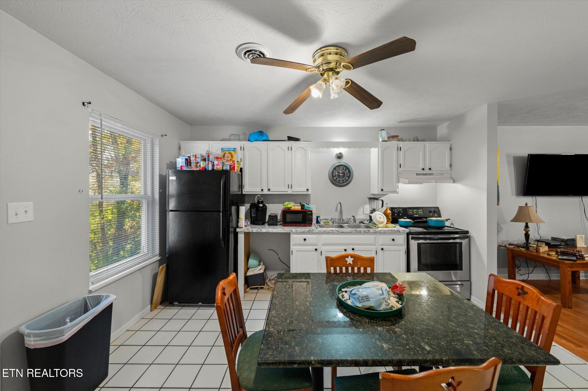 1402/1404 Hicks Rd