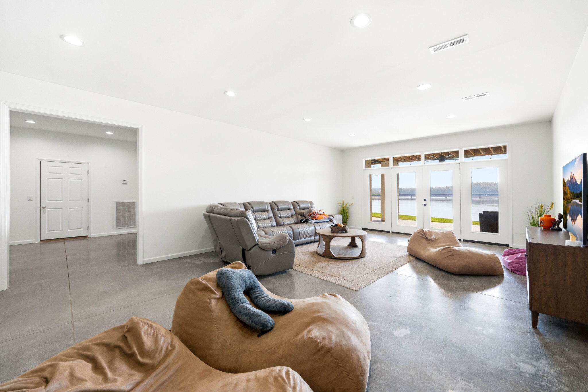 2126 Edgewater Sound