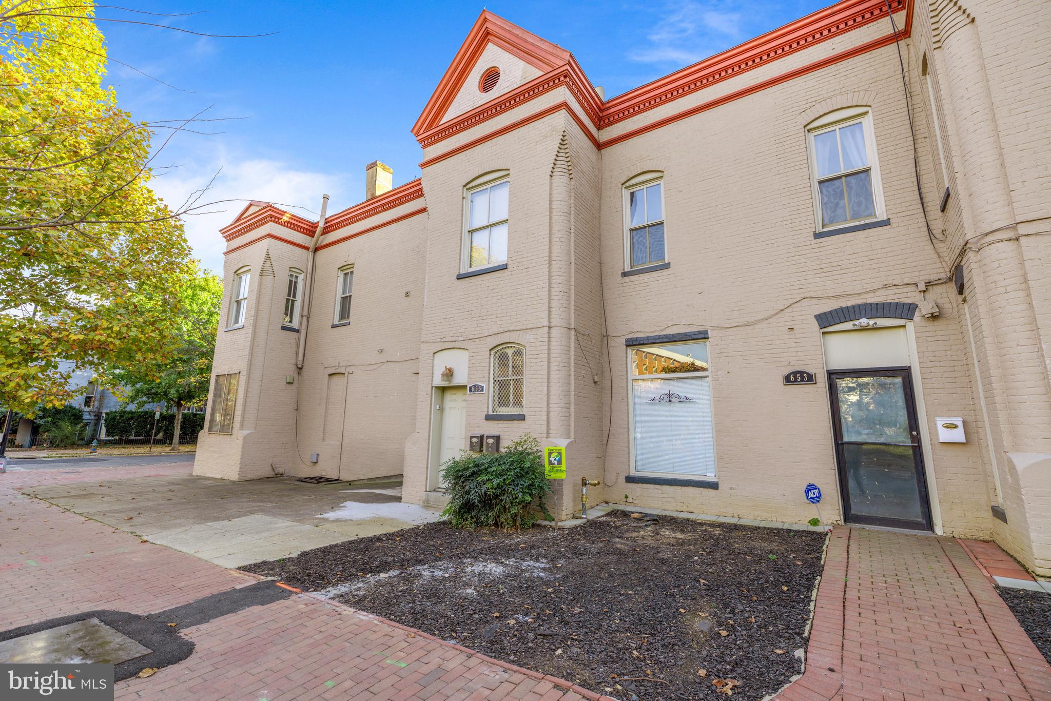 653 Constitution Ave NE