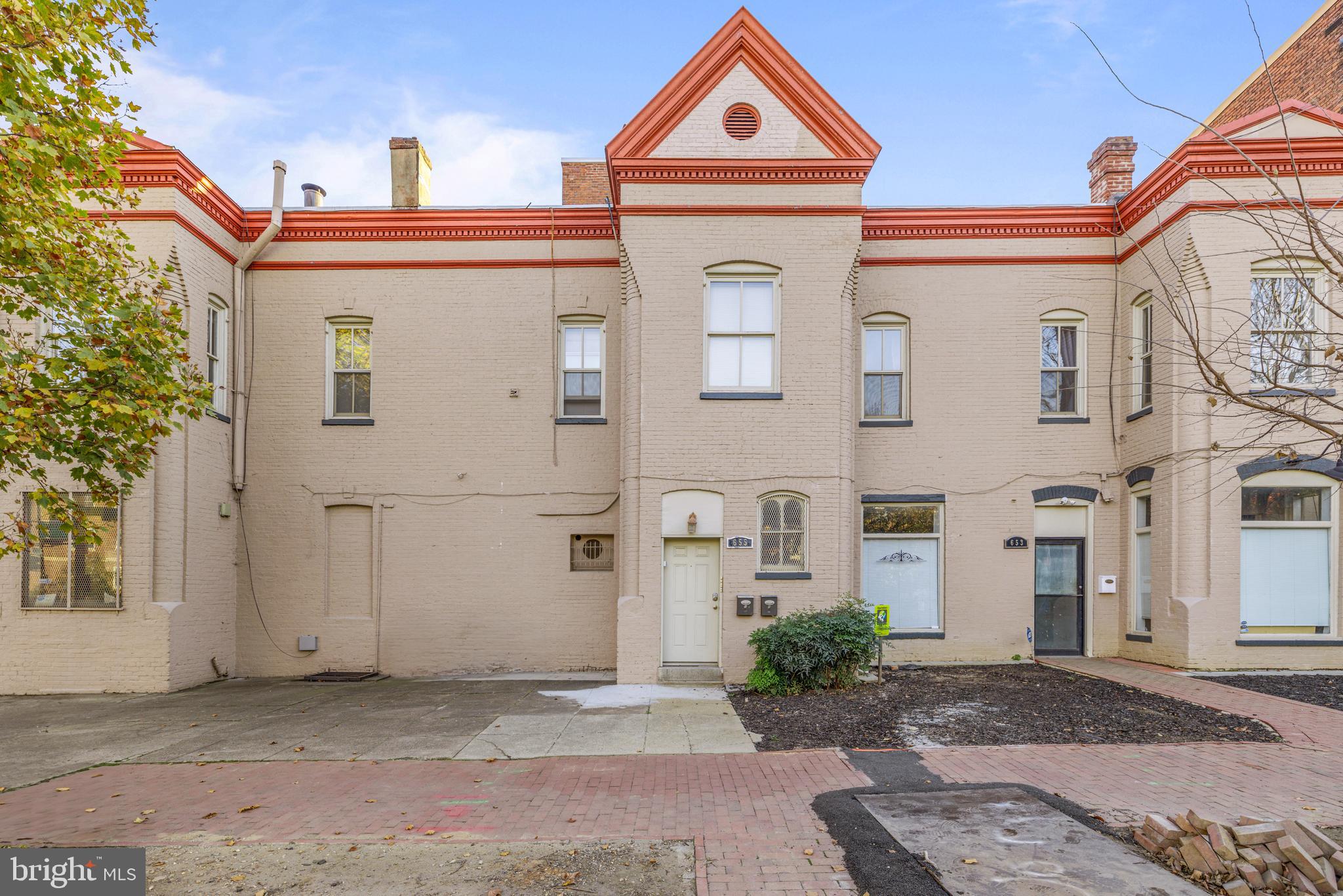 653 Constitution Ave NE