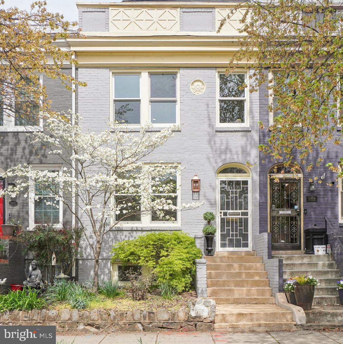 1304 C St SE
