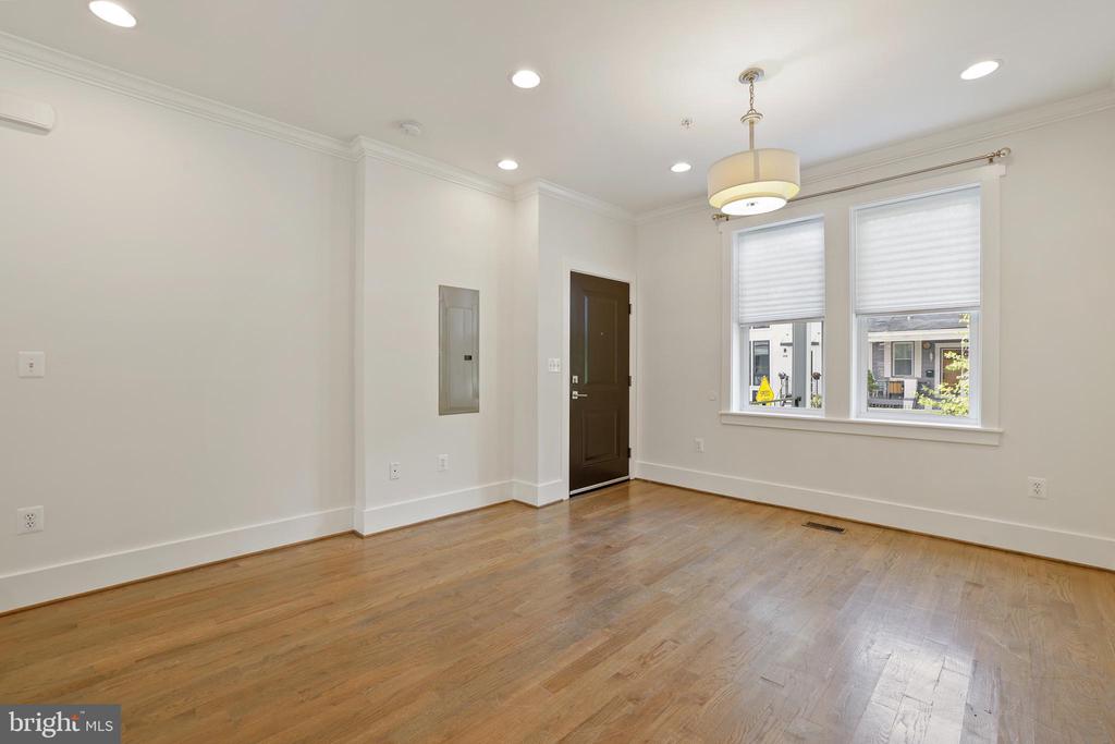 1423 Meridian Pl NW #1