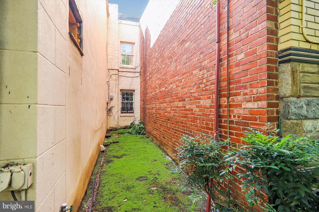 821 East Capitol SE