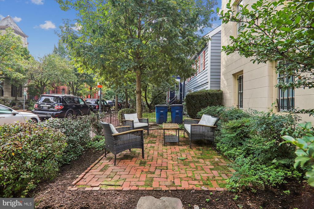 821 East Capitol SE