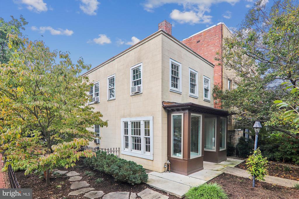 821 East Capitol SE