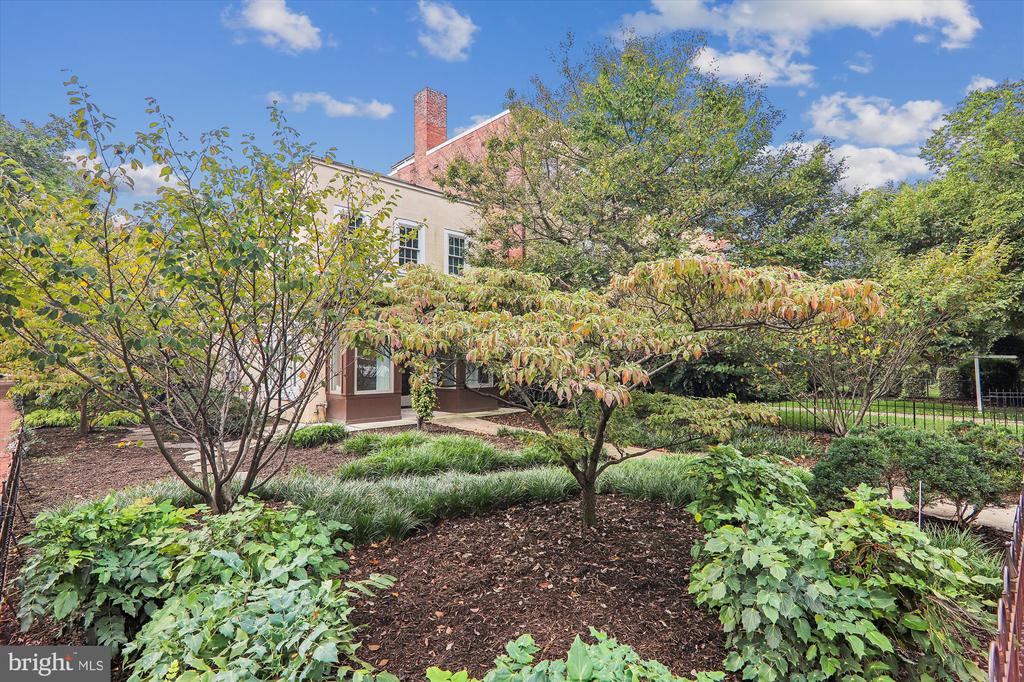 821 East Capitol SE