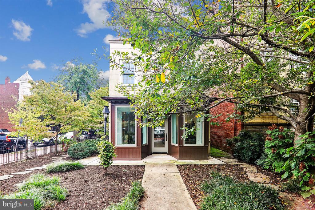 821 East Capitol SE
