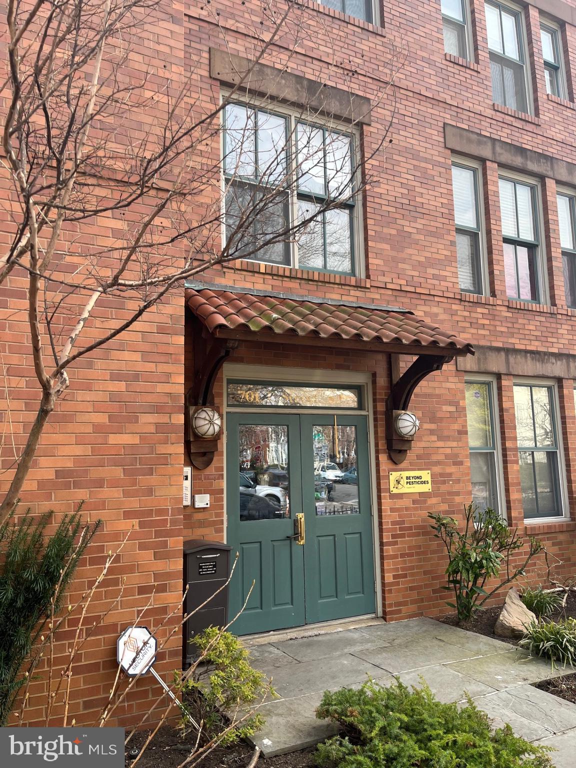 701 E St SE #B