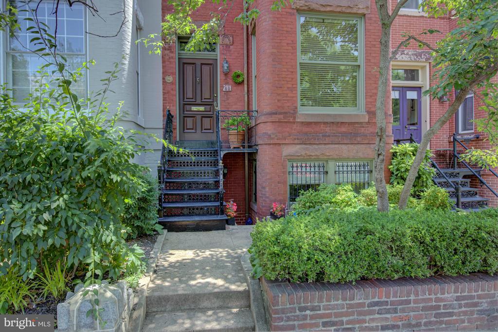 244 8th St SE