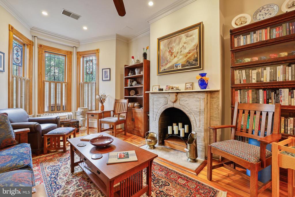 637 Constitution Ave NE