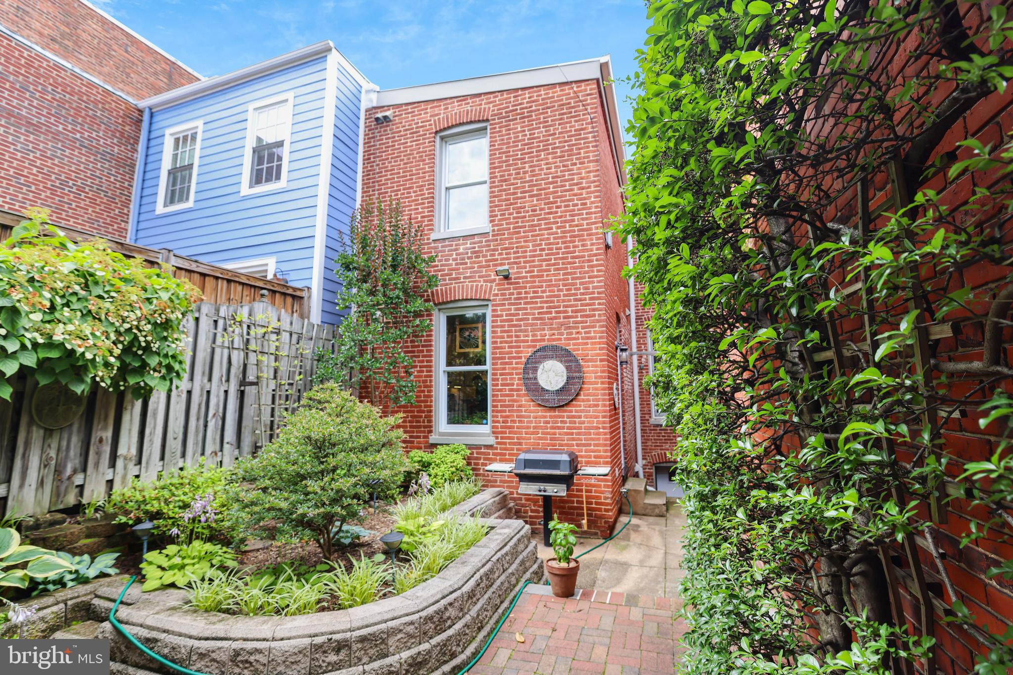 637 Constitution Ave NE