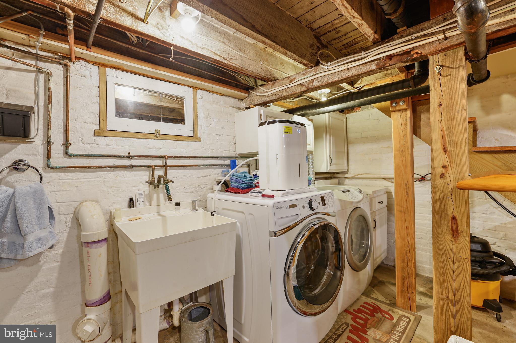 637 Constitution Ave NE