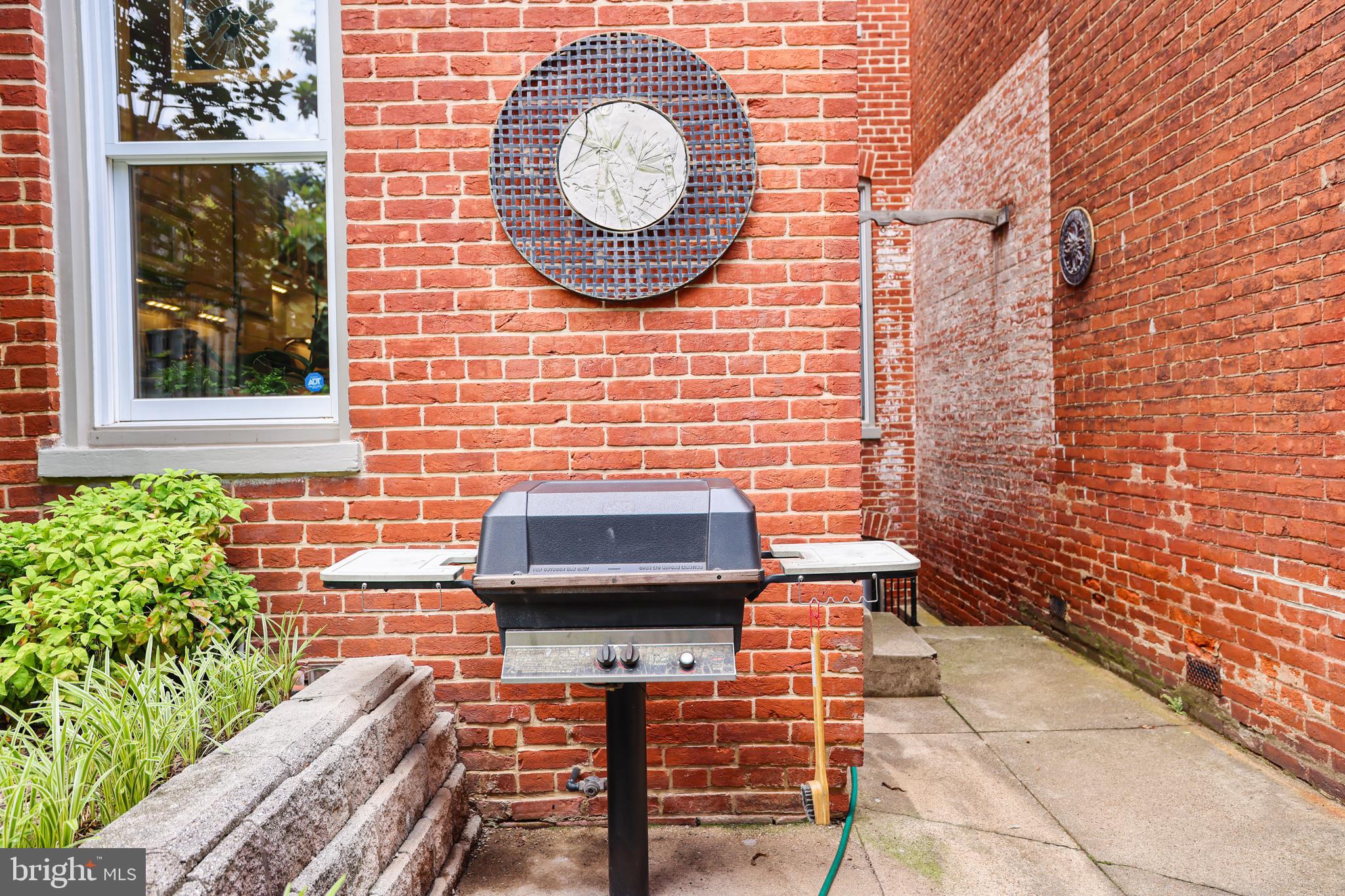 637 Constitution Ave NE