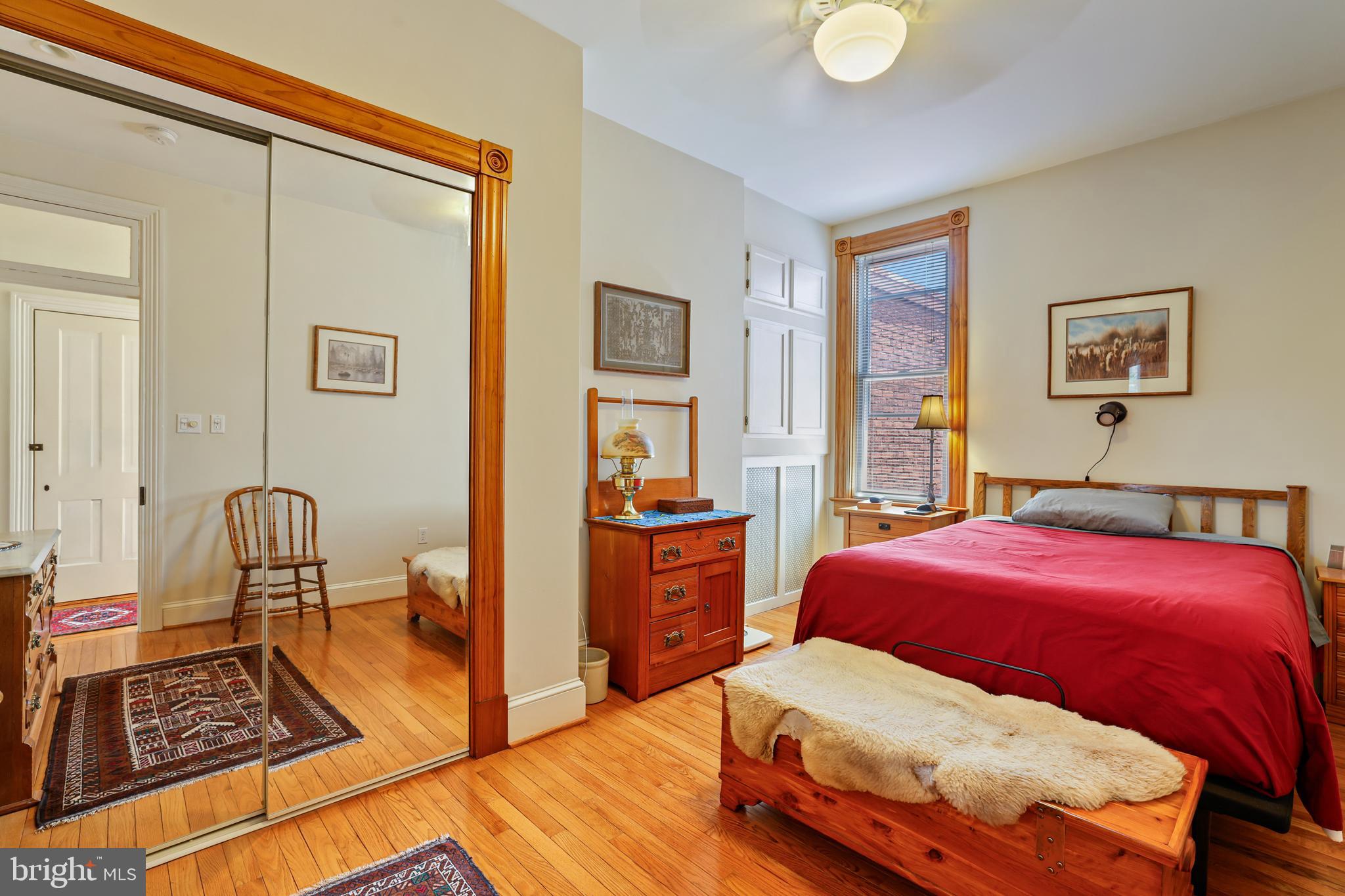 637 Constitution Ave NE