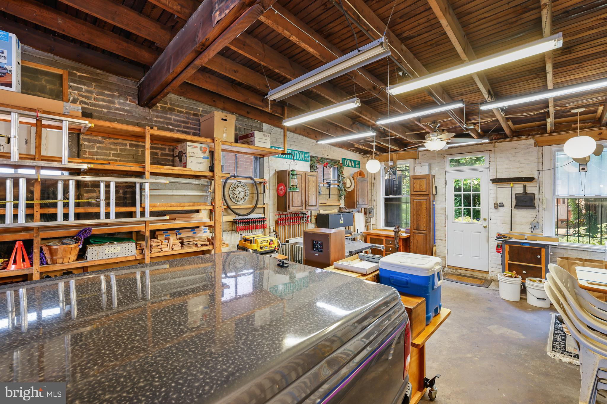 637 Constitution Ave NE