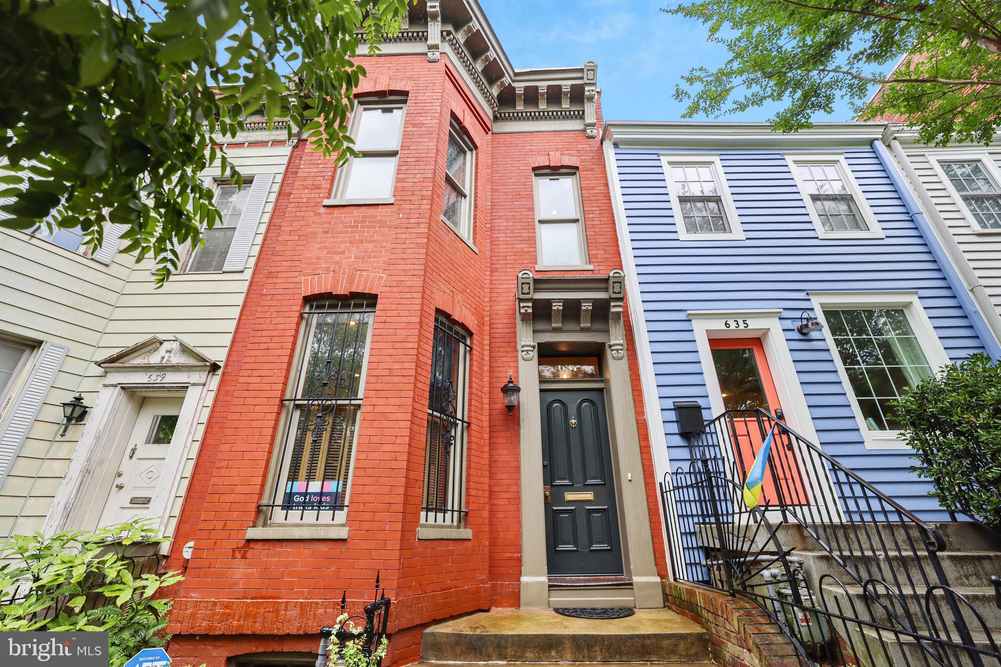 637 Constitution Ave NE