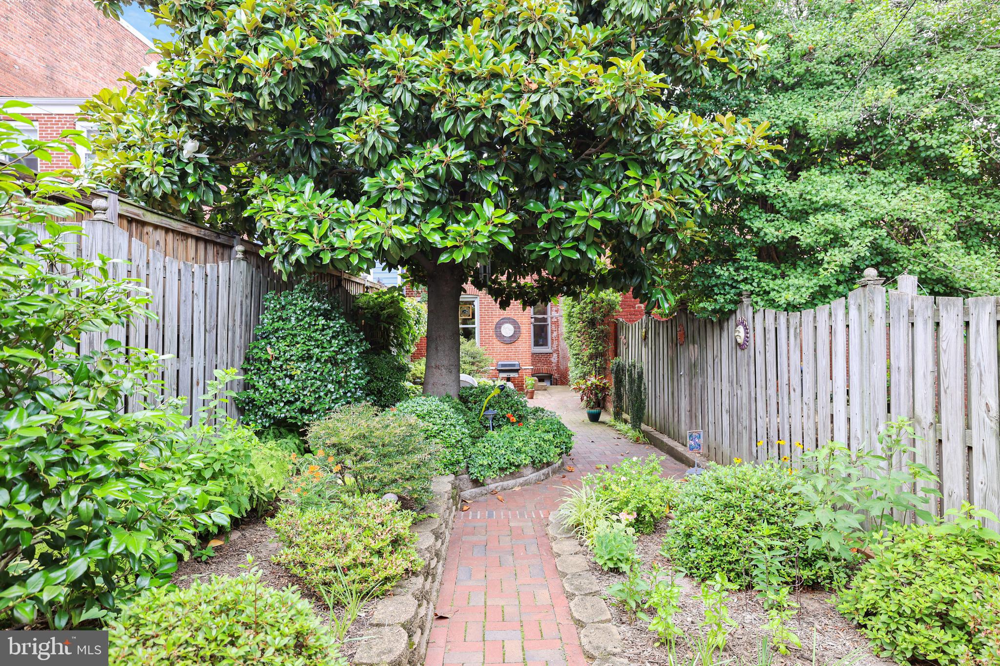 637 Constitution Ave NE