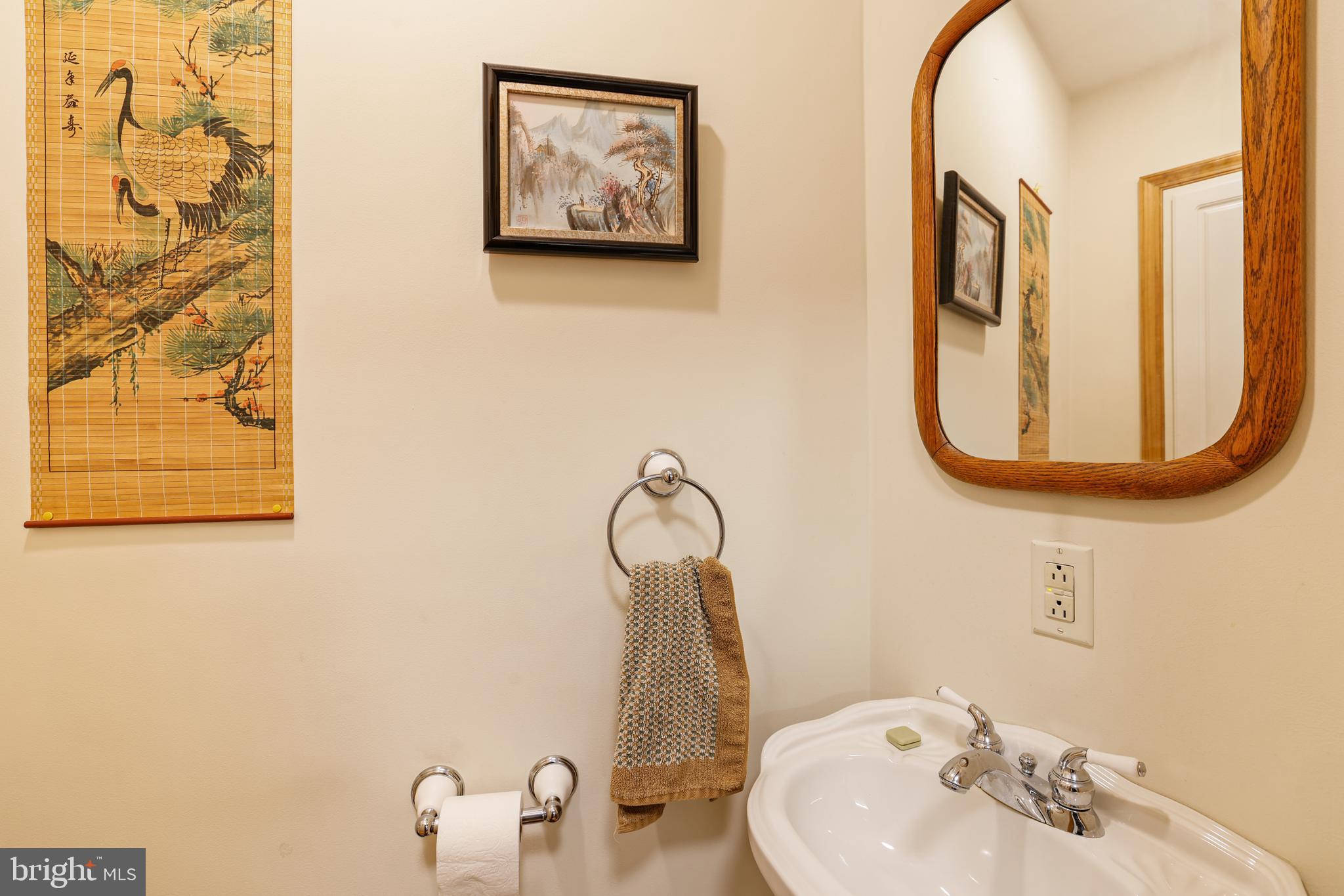 637 Constitution Ave NE