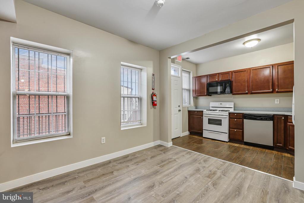 302 V STREET NE