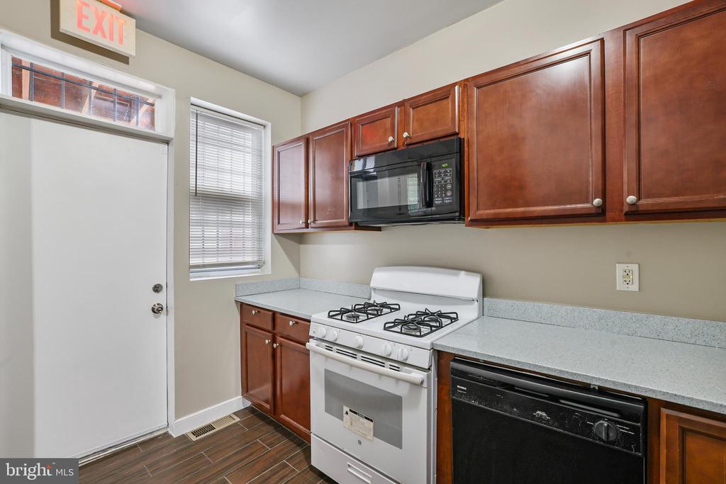 302 V STREET NE