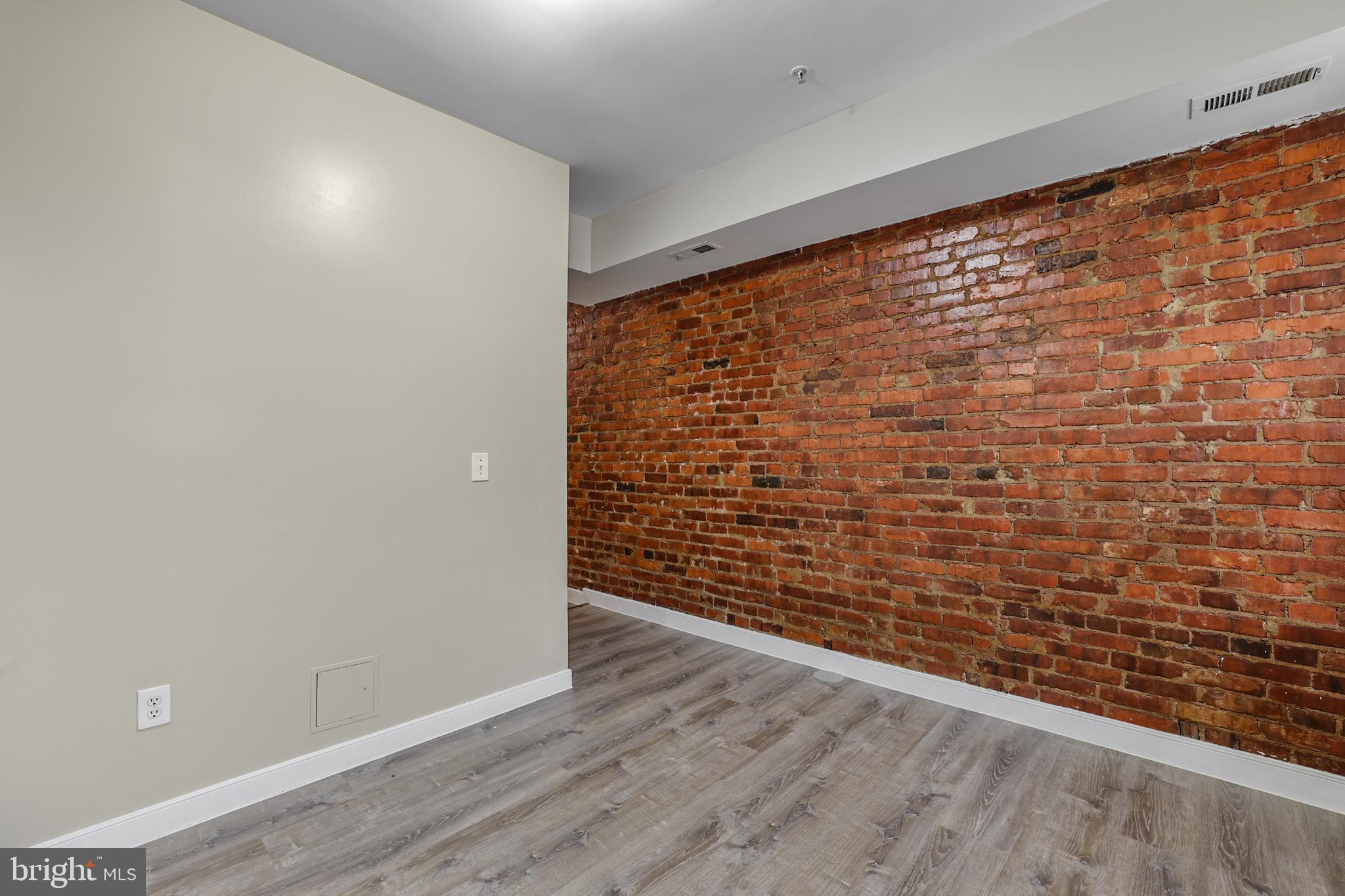 302 V STREET NE
