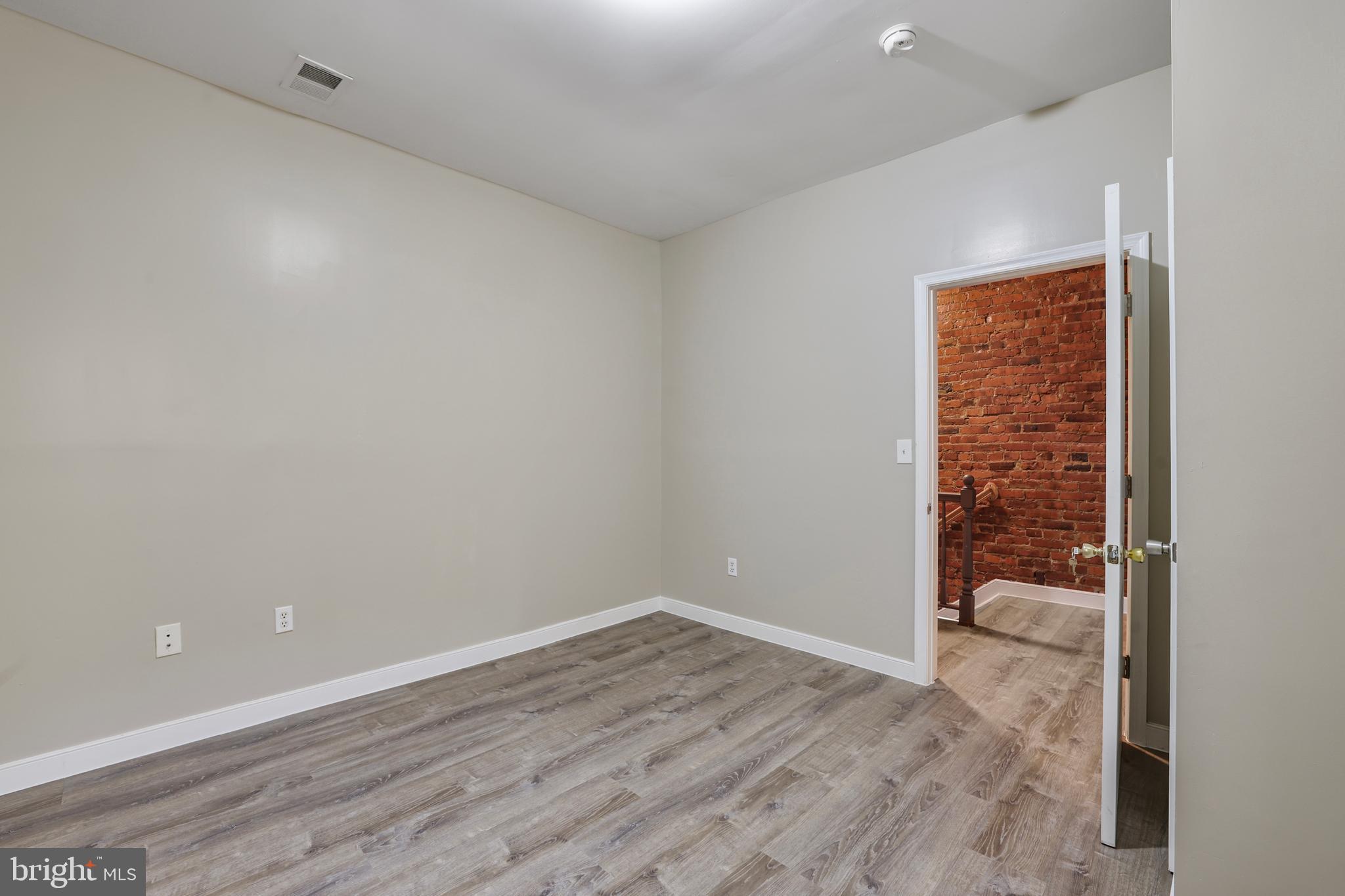 302 V STREET NE