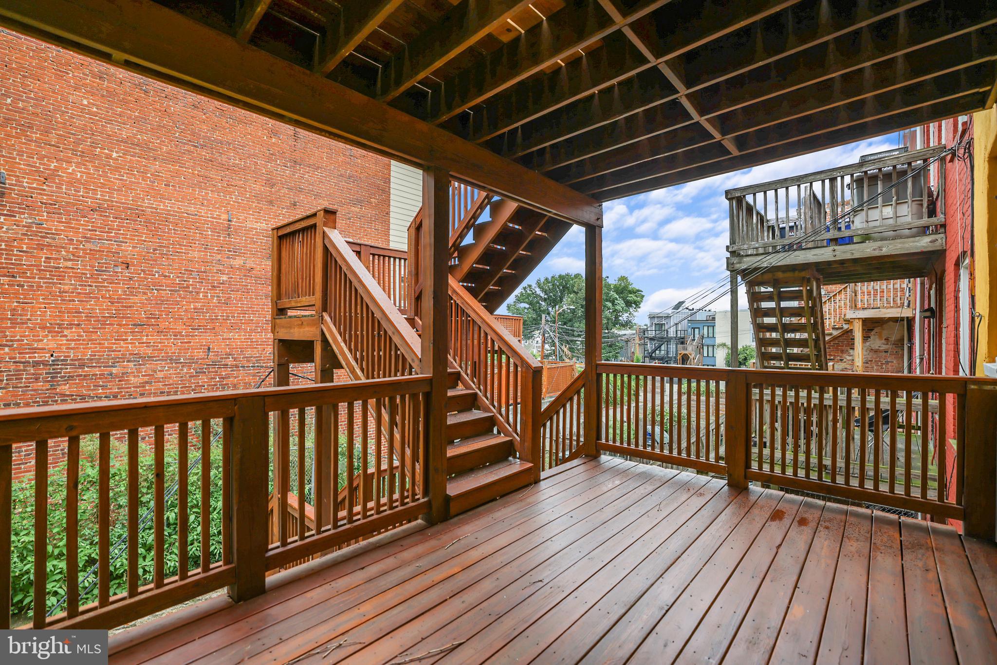 302 V STREET NE