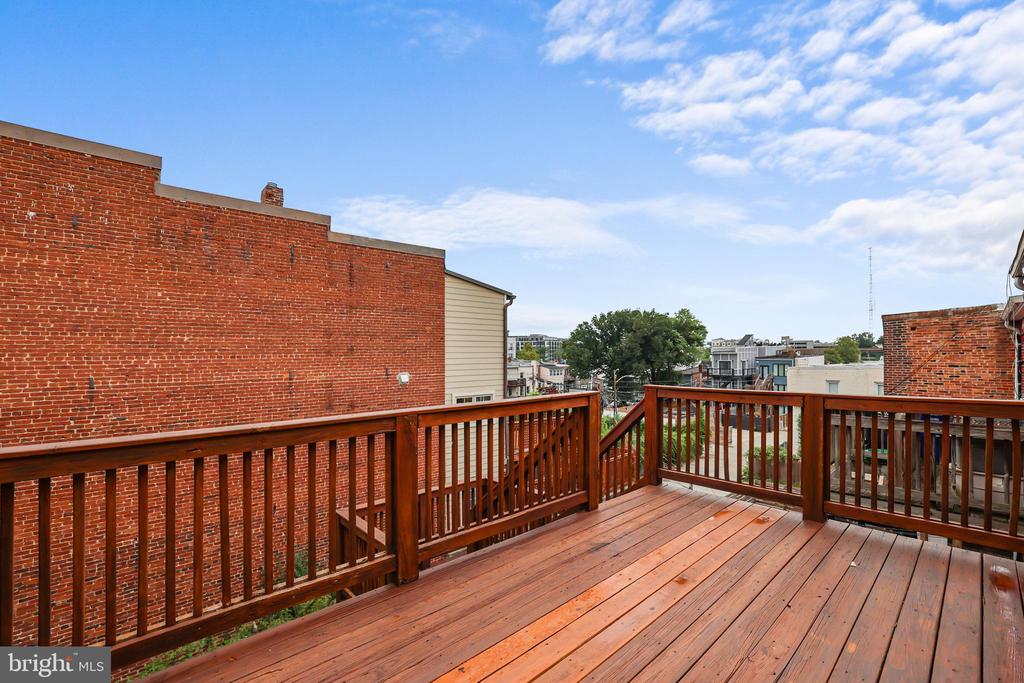302 V STREET NE