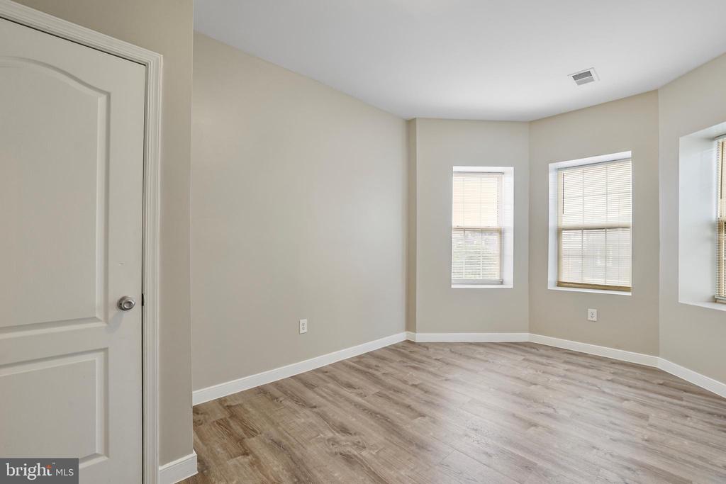 302 V STREET NE