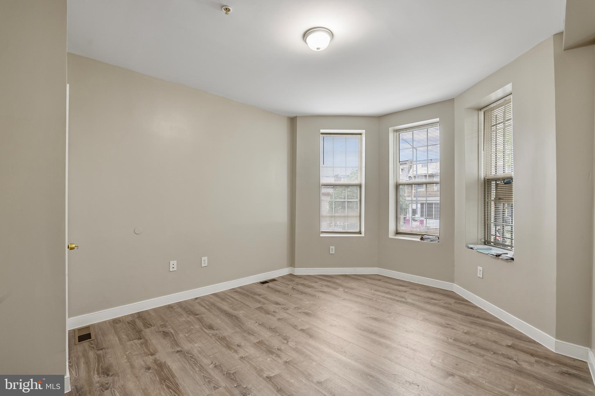302 V STREET NE