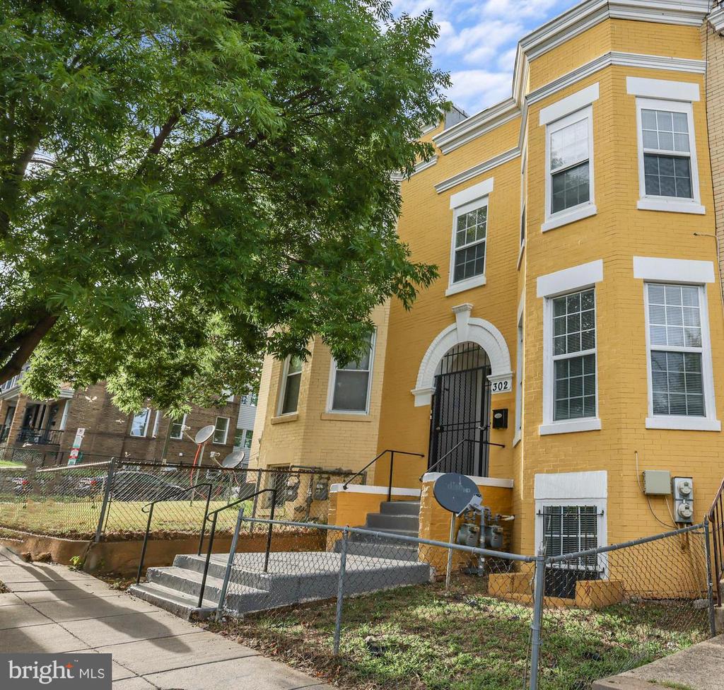 302 V STREET NE