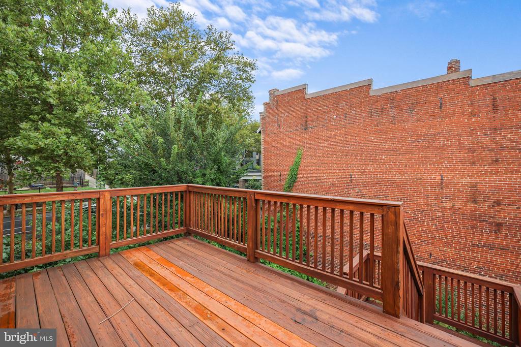 302 V STREET NE