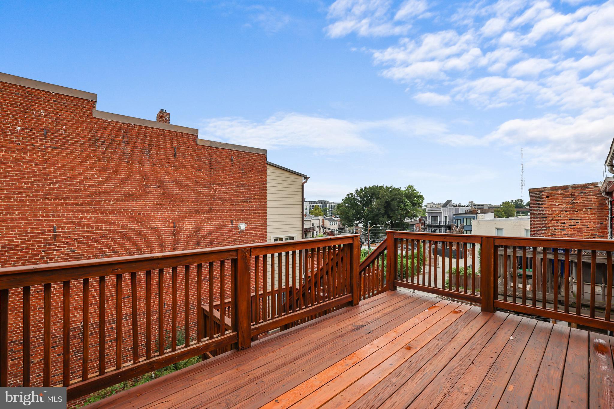 302 V STREET NE