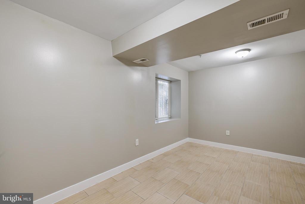 302 V STREET NE