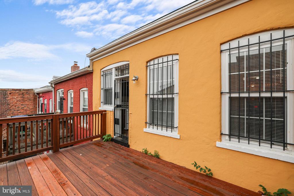 302 V STREET NE