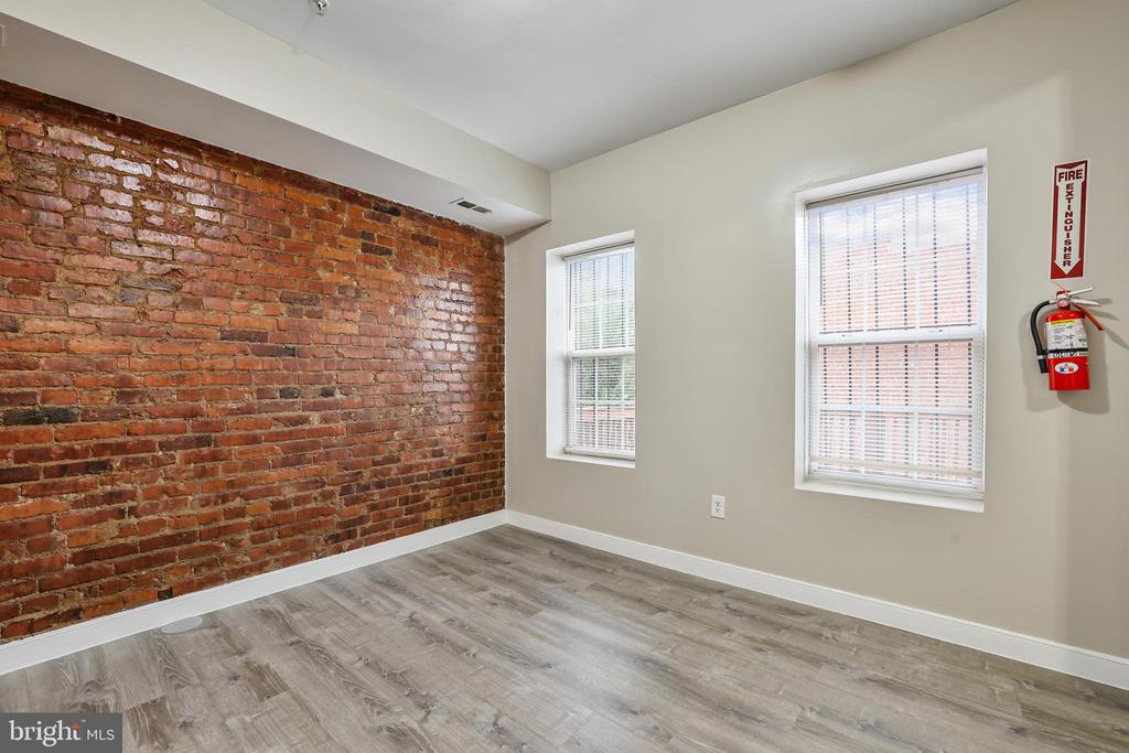 302 V STREET NE