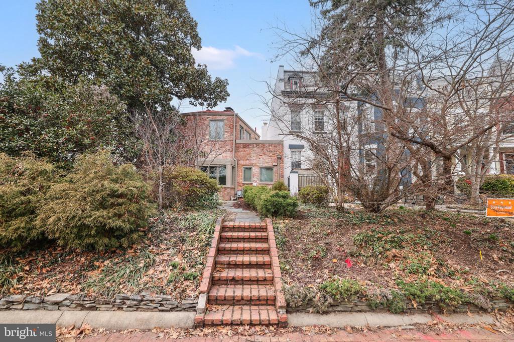416 6TH STREET SE