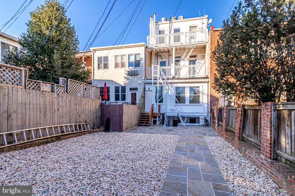 409 CONSTITUTION AVENUE NE