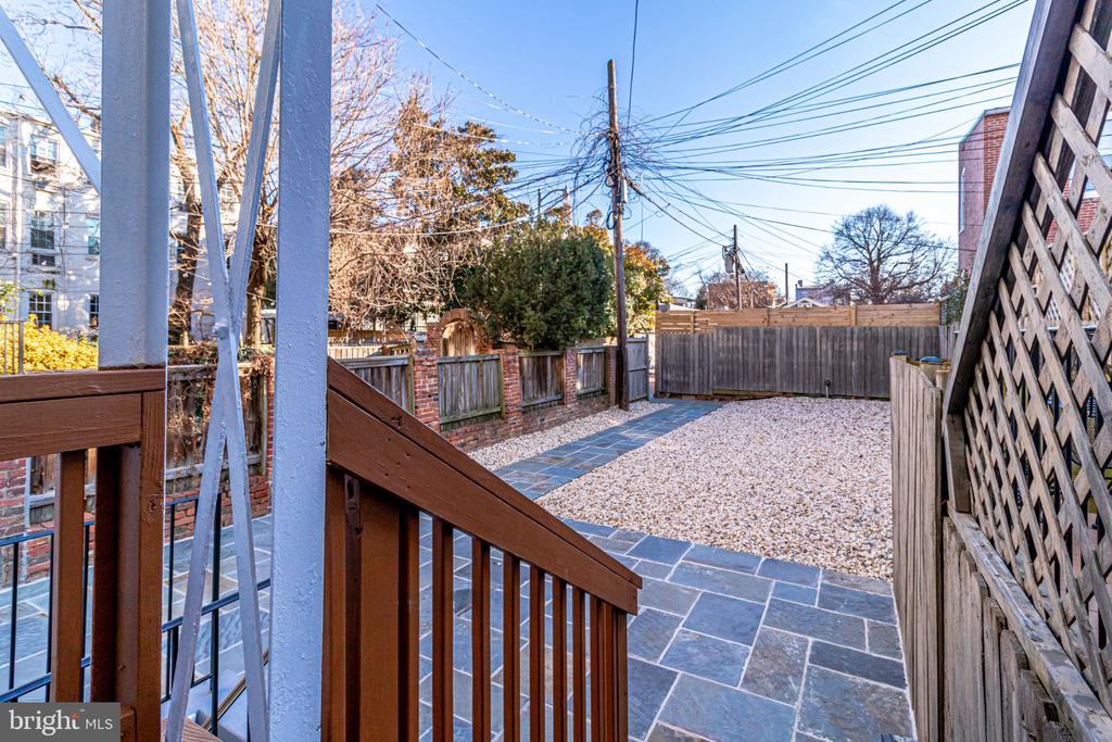 409 CONSTITUTION AVENUE NE