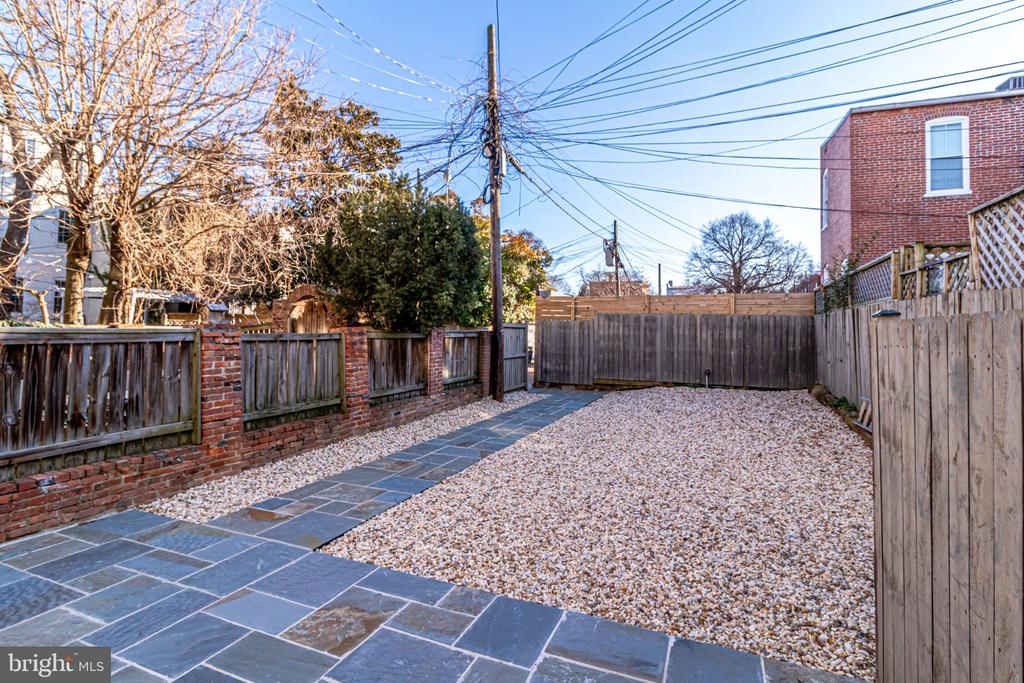 409 CONSTITUTION AVENUE NE