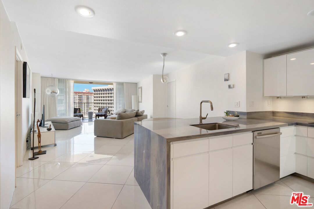 700 E Ocean Blvd Unit: 1501