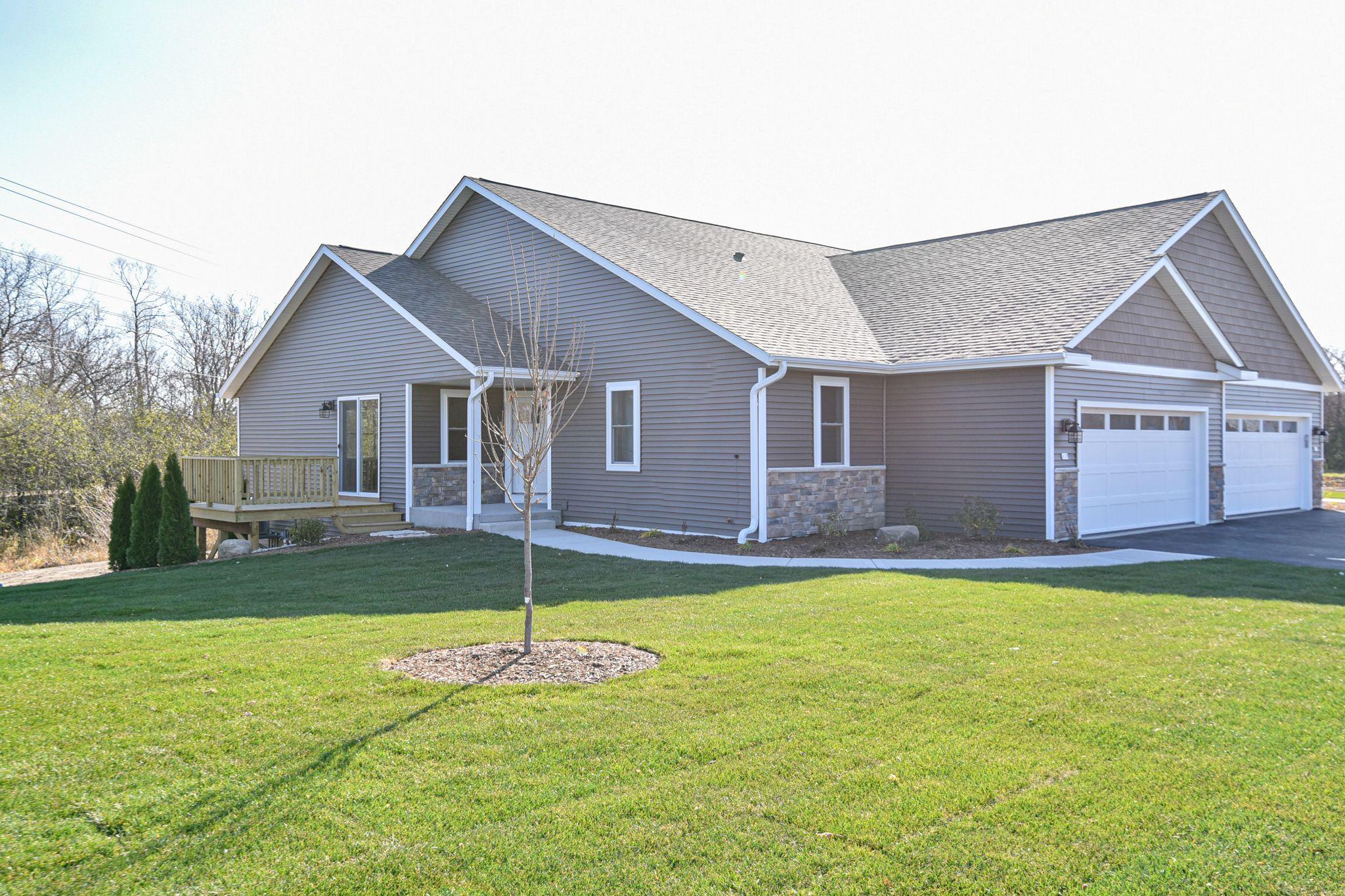 422 Trailview Xing, Waterford