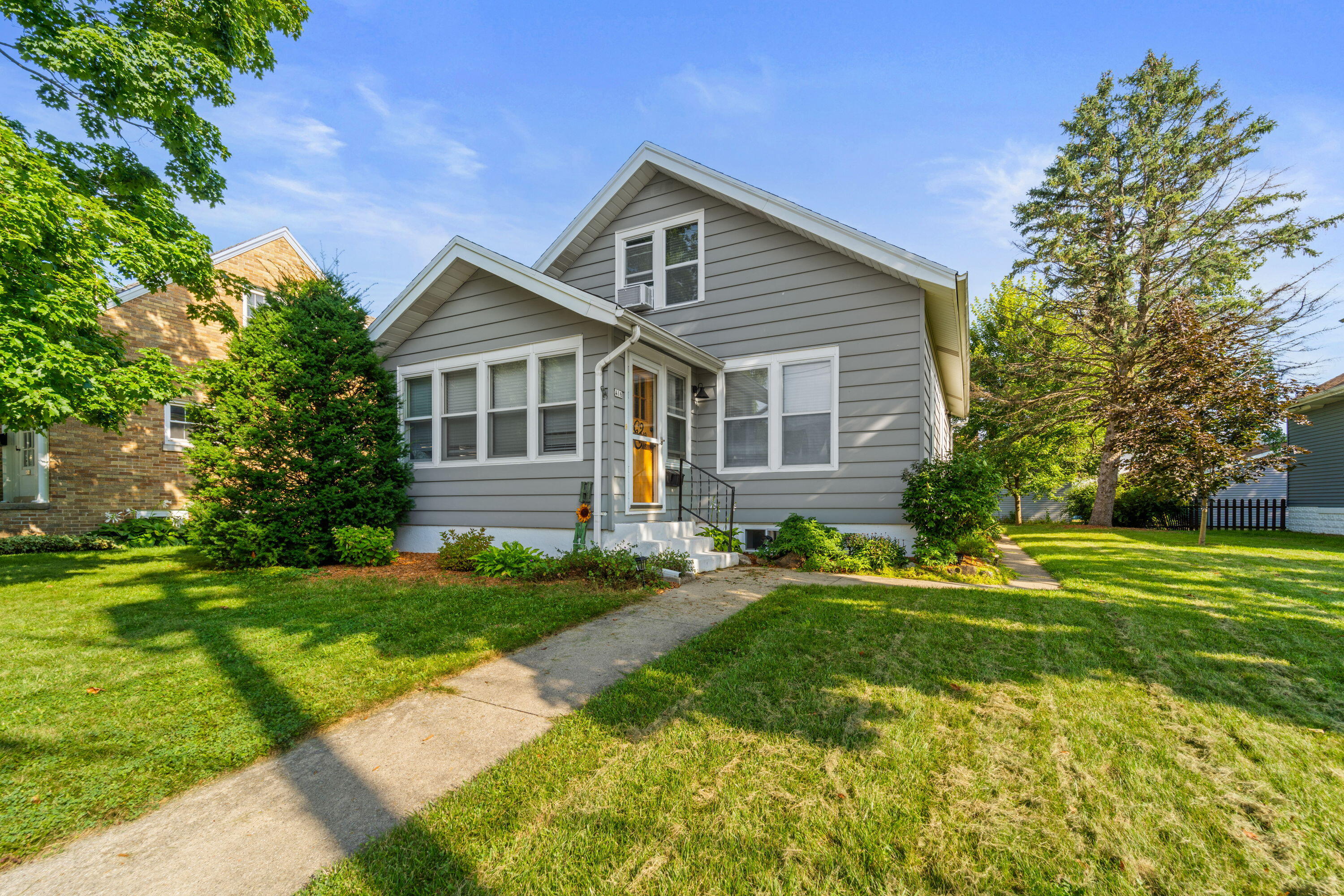 416 Orchard St, Burlington