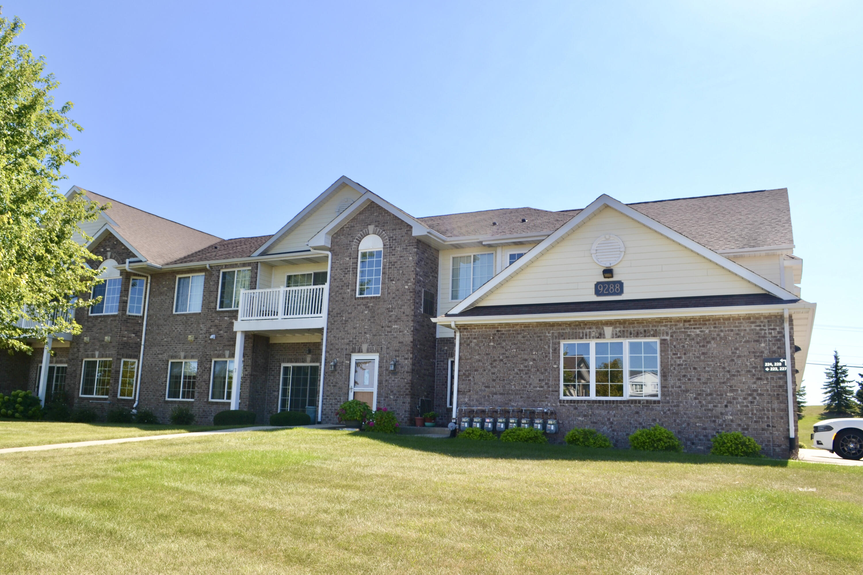 9288 Creekside Cir, 223, Pleasant Prairie