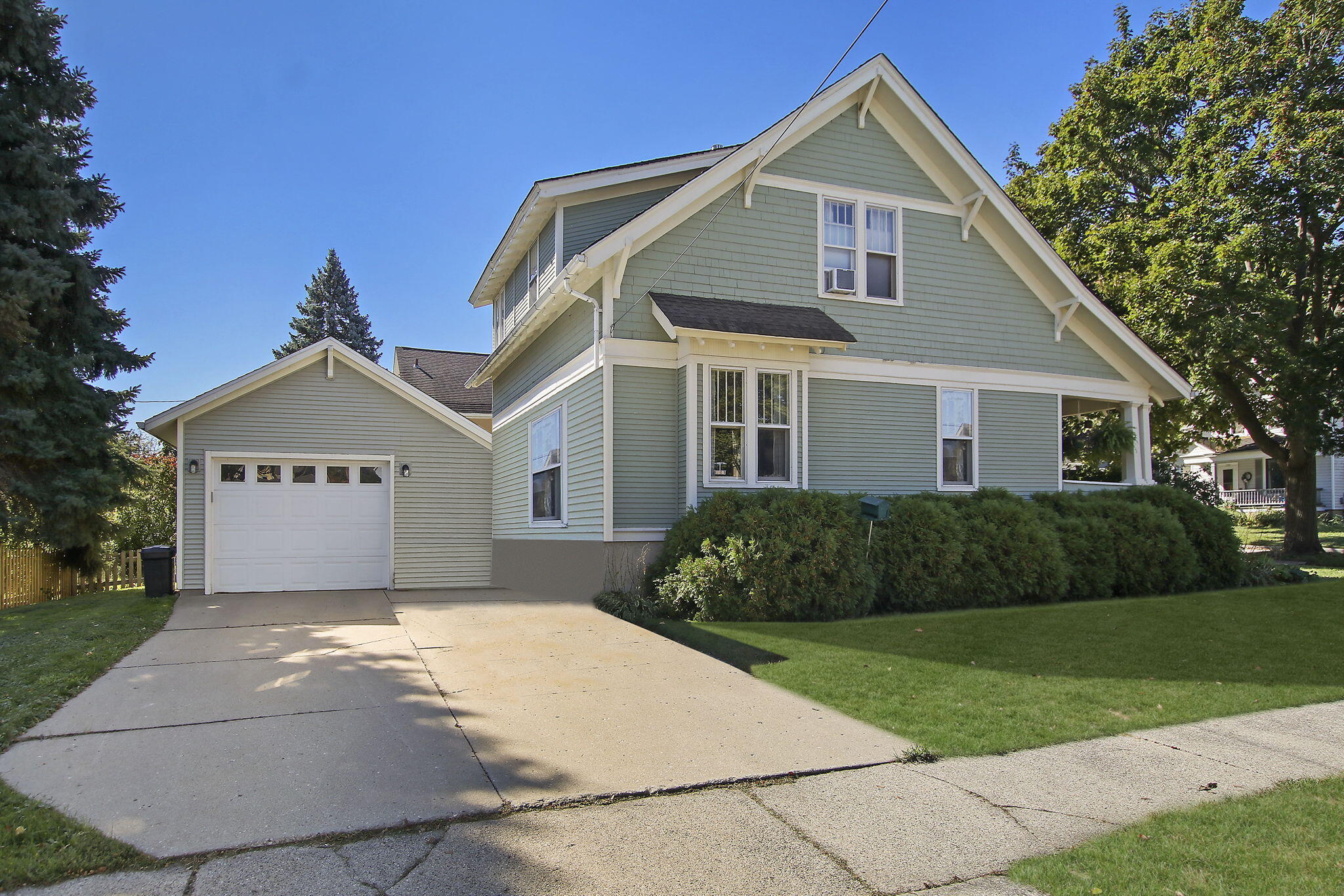 300 Henry St, Burlington
