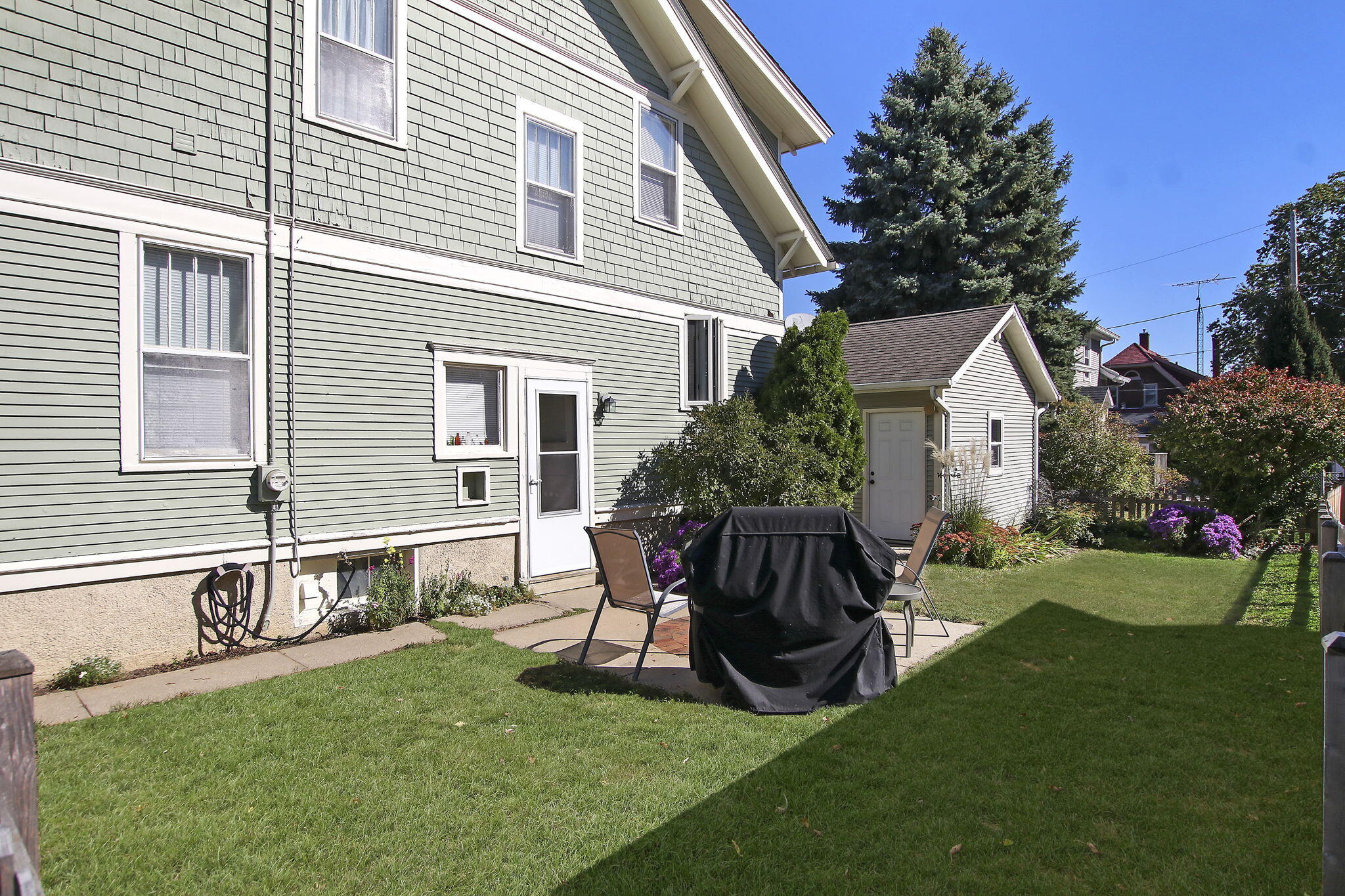 300 Henry St, Burlington