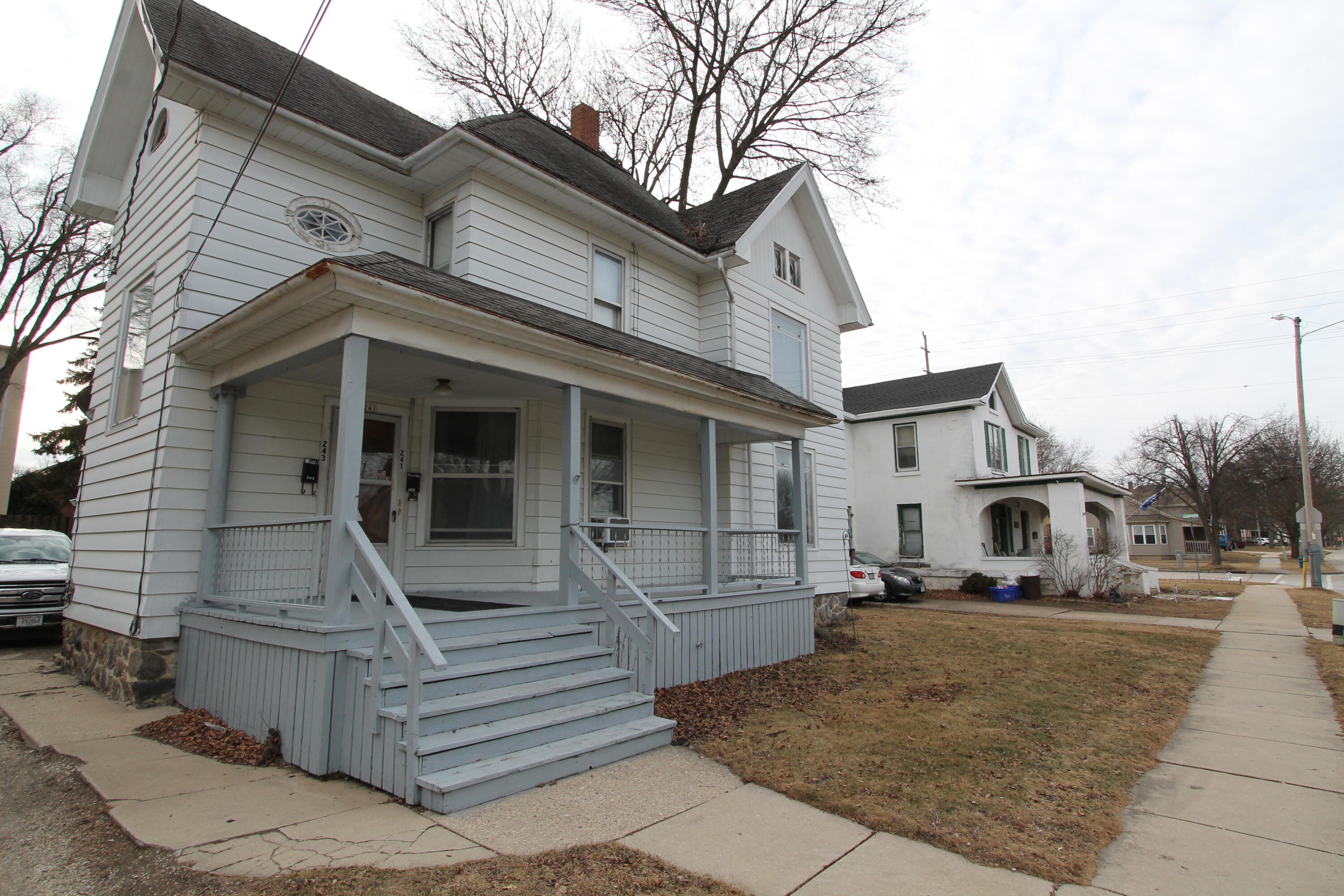 241 W Chestnut St, 243