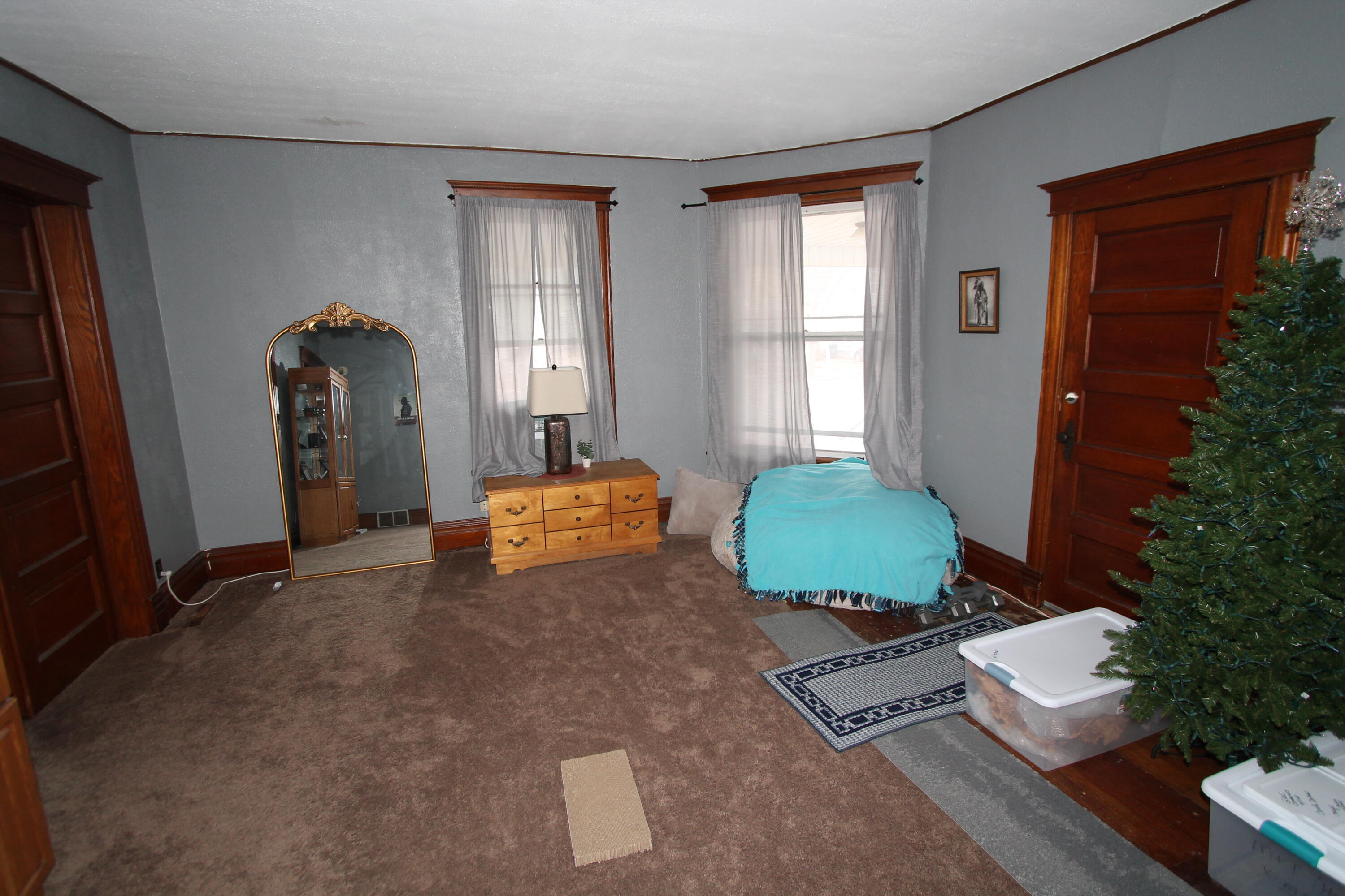 241 W Chestnut St, 243