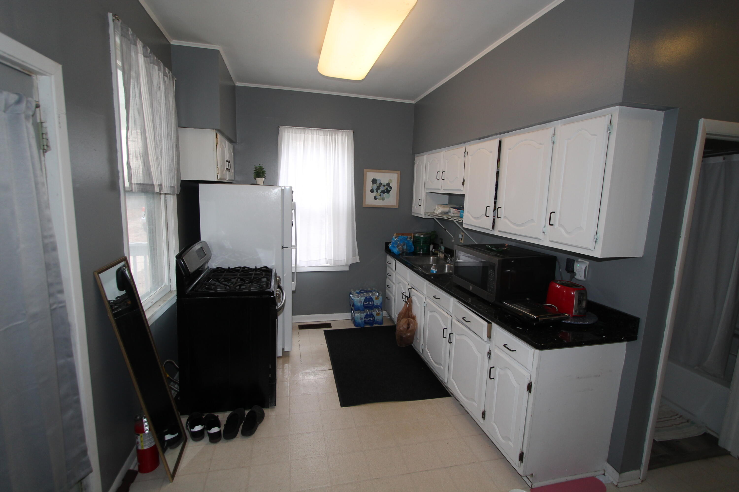 241 W Chestnut St, 243