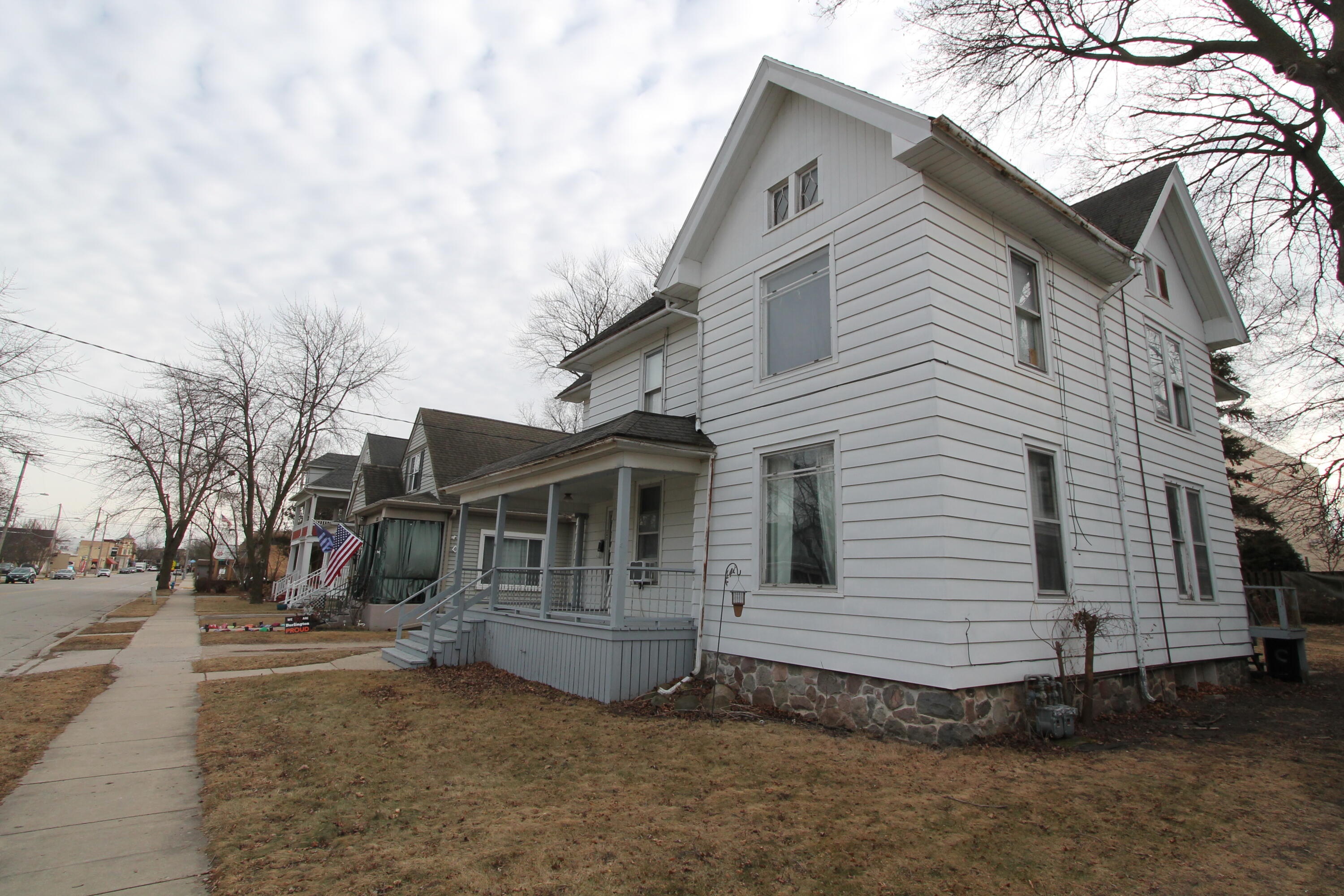 241 W Chestnut St, 243